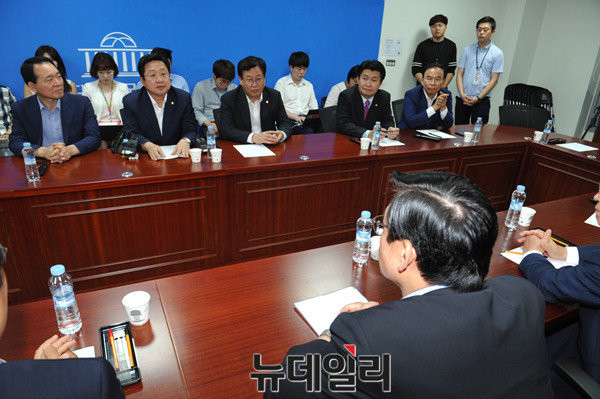 ▲ 새누리당 충청권 의원들이 25일 오전 의원회관 제1간담회실에 모여 같은 당 최고위원에 출마한 이장우 - 정용기 의원에 대한 단일화 의사를 묻고 있다. 이장우 의원이 왼쪽에서 두 번째, 정용기 의원이 오른쪽에서 두 번째에 앉아있다. ⓒ뉴데일리 이종현 기자