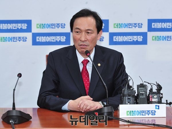 ▲ 더불어민주당 우상호 원내대표가 25일 농민 백남기씨 문제를 놓고 '이한열 열사'를 언급하며 운동권 본능을 또다시 드러냈다. ⓒ뉴데일리 이종현 기자