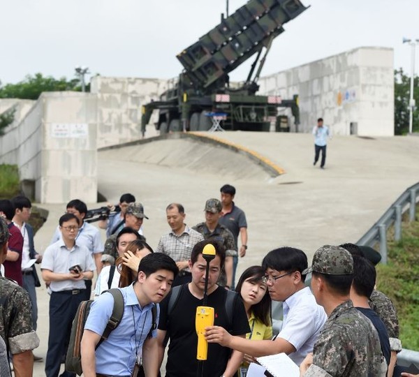 ▲ 14일 패트리어트를 운영하는 수도권 지역의 한 부대에서 국방부 출입기자단을 대상으로 패트리어트 레이더 전자파 측정 참관이 진행된 가운데 공군 관계자가 광대역 전자파 측정기를 활용해 전자파를 측정하고 있다.ⓒ국방부