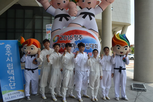 ▲ 충주시택견선수단이 25일 세종정부청사에서 게릴라 무예시연을 벌였다.ⓒ충북도