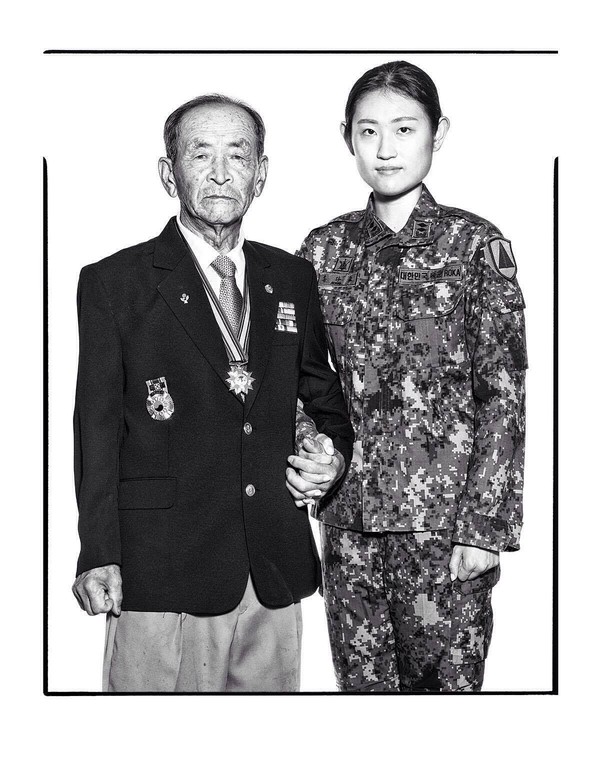 ▲ 625참전용사와 손녀: 625참전 용사와 현역 여군 장교로 복무하는 그의 손녀 ⓒ라미스튜디오 현효제