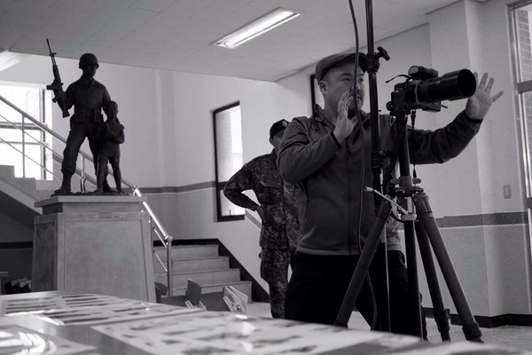 ▲ 사진 촬영중인 현효제 사진작가. ⓒ라미스튜디오 현효제