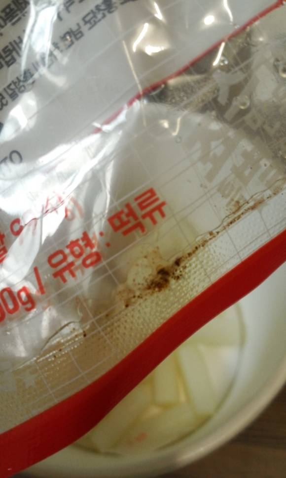 ▲ GS25에서 판매하는 조스떡볶이에 포함된 이물질 ⓒ네이버카페