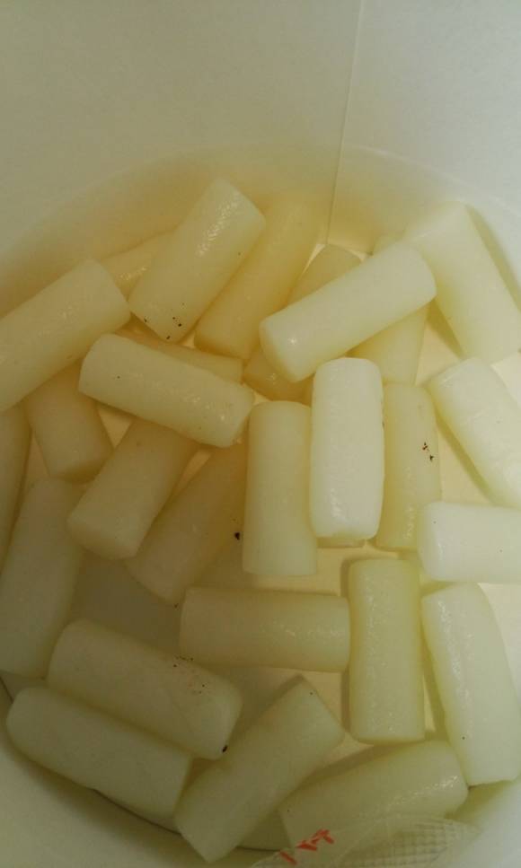 ▲ GS25에서 판매한 이물질이 포함된 죠스떡볶이 ⓒ네이버카페