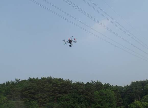 ▲ 한국전력은 오는 8월부터 철탑에 설치된 핵심 통신설비인 광섬유복합가공지선(OPGW, Optical Ground Wire)에 대한 시설점검에 드론을 활용할 예정이다. ⓒ 한국전력