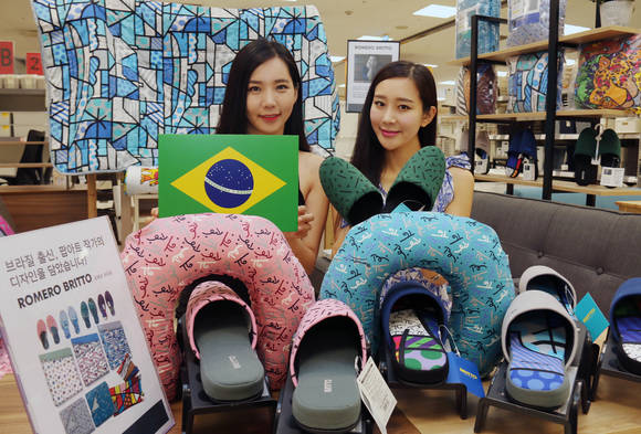 25일 오전 서울 성동구 이마트 성수점에서 모델들이 브라질 출신의 네오 팝아트 작가인 '로메로 브리토'씨가 디자인한 침구, 슬리퍼, 쿠션 등 각종 생활용품을 선보이고 있다. ⓒ이마트