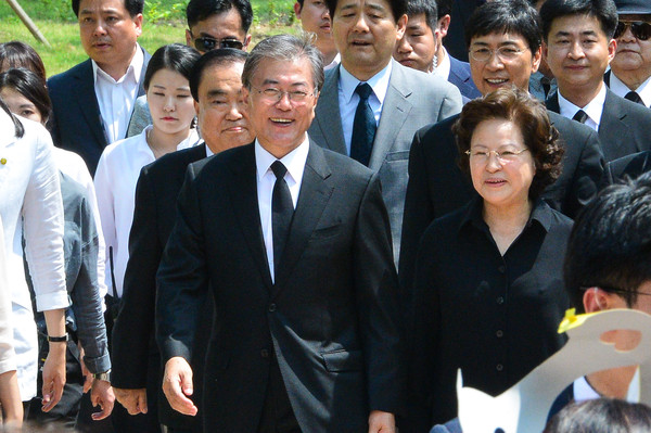 ▲ 권양숙(앞줄 오른쪽) 여사와 문재인 더불어민주당 전 대표가 지난 5월 23일 경남 김해시 진영읍 봉하마을에서 열린 고(故) 노무현 전 대통령 서거 7주기 추도식에서 참석하고 있다.ⓒ뉴시스