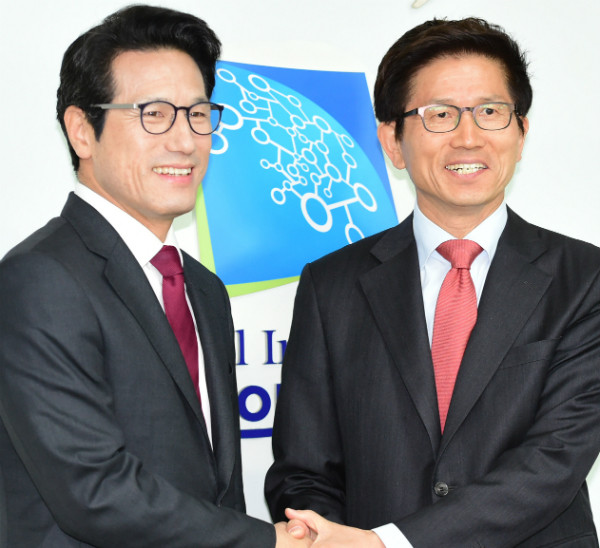 ▲ 새누리당 정병국 의원이 김문수 전 경기도지사의 8·9 전당대회 출마 가능성에 강력한 견제구를 던졌다. 사진은 정병국 의원과 김문수 전 지사의 좋았던 한때의 모습. ⓒ뉴시스 사진DB