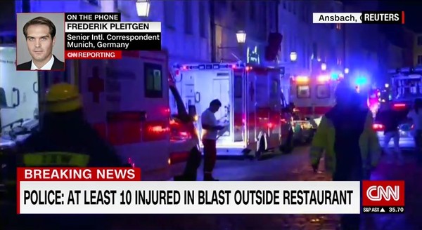 ▲ 독일 바이에른州 안스바흐의 야외 음악축제장에서 지난 24일(이하 현지시간) 발생한 자폭테러의 범인은 테러조직 '대쉬(ISIS)'에 충성을 맹세한 자로 드러났다. 사진은 당시 테러현장에 투입된 구조대원들의 모습.ⓒ美'CNN'중계영상 캡쳐