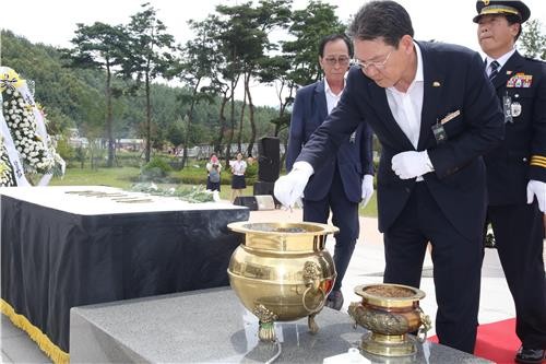 ▲ 분향하는 박세복 영동군수.ⓒ영동군