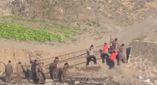 정부가 오는 9월 4일부터 시행되는 북한인권법에 따라 설립되는 '북한인권재단'에 연간 250억 원을 출연하는 방안을 추진하고 있는 것으로 알려졌다. 사진은 북한에서 대표적으로 인권유린이 자행되는 노동단련대 모습.ⓒ갈렙선교회 유튜브 영상 캡쳐.