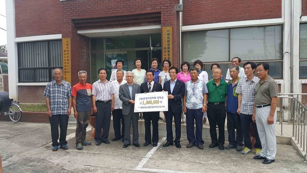 ▲ 대한민국 6.25전물군경유자녀회 문경시지회가 지난 25일 장학금 100만언을 전달했다.ⓒ문경시 제공