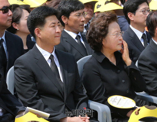 ▲ 노무현 전 대통령의 부인인 권양숙 여사와 장남 노건호씨가 지난 5월 23일 고(故) 노무현 전 대통령 7주기 추도식에 참석하고 있다. ⓒ뉴데일리 정상윤 기자
