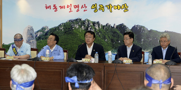 ▲ 새누리당 김정재 원내대변인이 26일 오후 서면 브리핑을 통해 사드배치에 대해 반대 입장을 보이는 야권에 대해 강도높게 비판했다.사진은 새누리당 정진석 원내대표가 이날 경북 성주를 방문한 사진. ⓒ뉴시스 DB