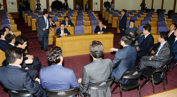 ▲ 친박 핵심이 기존 8·9 전당대회에 출사표를 던진 후보를 지원하는 손쉬운 방법 대신 굳이 새로운 후보를 고르는 무리한 모양새를 취하고 있어 그 배경에 관심이 쏠린다. 사진은 지난달 20일 회동을 갖고 있는 일단의 새누리당 친박계 의원들의 모습. ⓒ뉴시스 사진DB