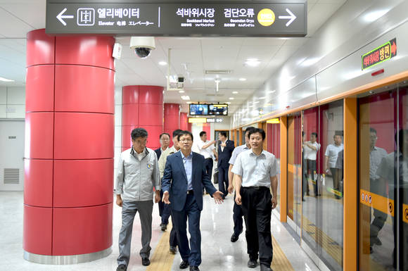▲ 21일 조동암 인천 정무경제부시장이 인천시청역에서 도시철도 2호선 역사를 점검하고 있다. ⓒ 사진 인천시 제공