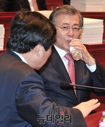 ▲ 더불어민주당 이종걸 의원(왼쪽)과 문재인 전 대표.ⓒ뉴데일리DB