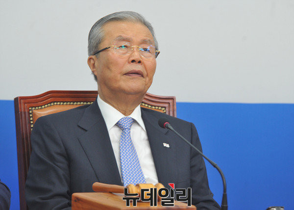 ▲ 더불어민주당 김종인 비대위 대표는 지난 25일 국민의당 박지원 비대위원장의 비판에 "그거야 뭐 그 사람이 그렇게 얘기할 수 있지"라며 대수롭지 않게 웃어넘긴 바 있다. ⓒ뉴데일리 이종현 기자.