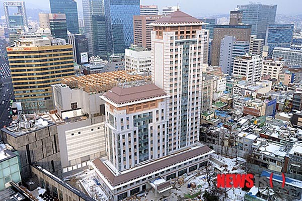 ▲ 中공산당이 서울 명동 한복판에 지은 주한대사관. 내부에는 수영장과 직원 숙소 등이 모두 갖춰져 있다. 한국 우파진영 가운데 '사드' 문제와 관련해 주한 중국대사관 앞에서 시위를 가진 단체는 단 한 곳도 없다. ⓒ뉴시스. 무단전재 및 재배포 금지.