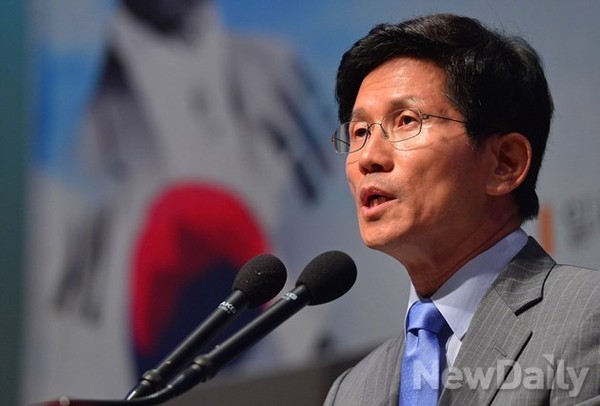 ▲ 27일 오전 출입기자단에 발송한 문자 메시지를 통해 8·9 전당대회 당대표 경선 불출마 사실을 알린 새누리당 김문수 전 경기도지사. ⓒ뉴데일리 정상윤 기자