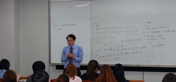 ▲ 김병기 총장이 27일 오전 사범대학에서 학생들을 상대로 강의하고 있다.ⓒ청주대