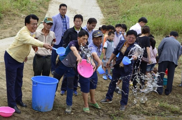 ▲ 지난해 이근규 시장이 치어를 방류하는 모습.ⓒ제천시