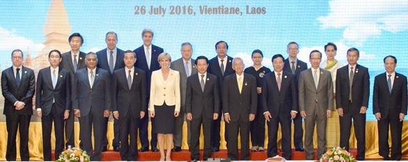 ▲ 라오스 비엔티안에서 열린 아세안지역안보포럼(이하 ARF) 외교장관회의에서 회의 결과를 담은 의장성명이 결국 폐막일에 채택되지 못하고 연기됐다. 사진은 ARF 개최 전 진행된 동아시아정상회의(EAS) 외교장관회의에 참석한 각국 외교장관들이 기념촬영을 하고 있는 모습.ⓒ외교부