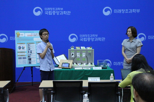 ▲ 27일 중앙과학관 특별전시관에서 열린 38회 전국학생과학발명품경진대회에서 충북 청주 남평초 남궁성윤 군이 대통령상을 받았다.ⓒ충북도교육청