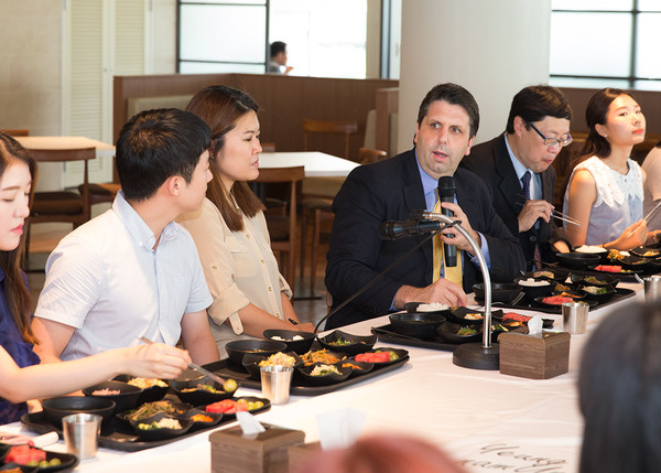 ▲ 주한 미 리퍼트(Mark W. Lippert·44) 대사가 27일 영남대를 찾아 교내 식당에서 학생들과 격의없는 간담회를 가지고 있다. 리퍼트 대사는 격의없는 대화로 학생의 질문에 성심껏 답변했다.ⓒ영남대 제공
