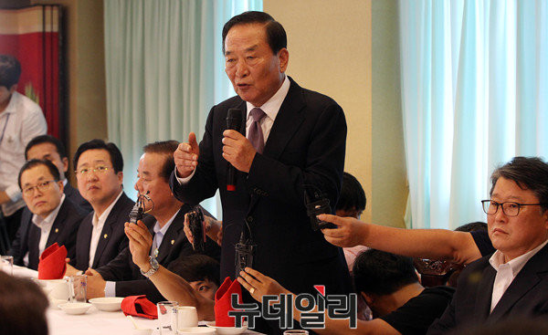 새누리당 서청원 의원이 27일 저녁 서울 여의도의 한 중식당에서 친박계 의원 40여 명이 참석한 만찬 회동을 주재한 가운데, 모두발언을 하고 있다. ⓒ뉴데일리 이종현 기자