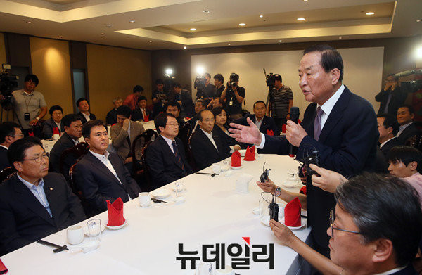 ▲ 새누리당 서청원 의원이 27일 저녁 서울 여의도의 한 중식당에서 친박계 의원 40여 명이 참석한 만찬 회동을 주재한 가운데, 모두발언을 하고 있다. ⓒ뉴데일리 이종현 기자