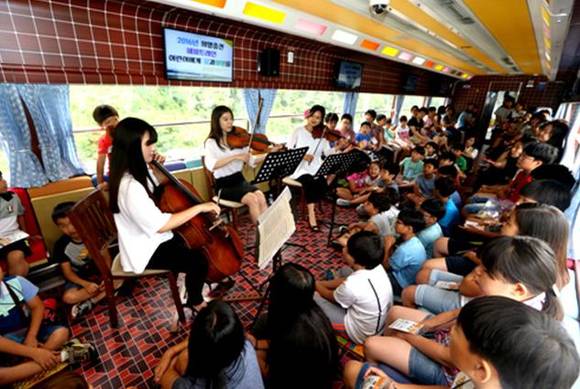 ▲ 해피트레인 행사 중 클래식 공연 관람.ⓒ코레일