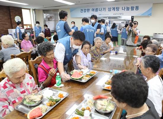 ▲ 26일 인천 지역에서 진행된 '삼계탕 나눔 행사' 현장. ⓒ포스코건설