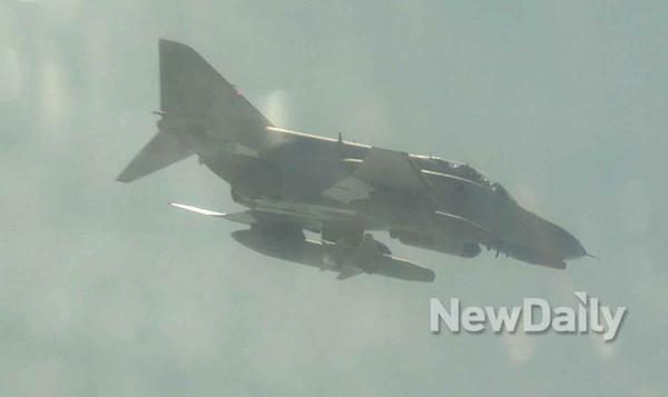▲ 공군 F-4E 팬텀 전투기가 AGM-142 팝아이 2발을 장착하고 훈련하고 있다.ⓒ뉴데일리DB