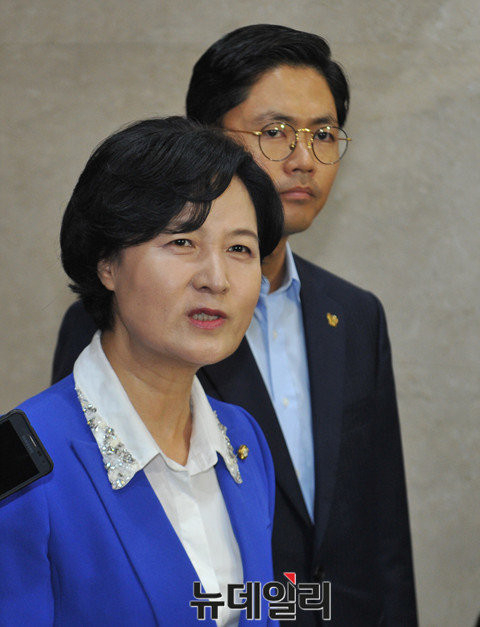 ▲ 추미애 더불어민주당 의원이 28일 국회 정론관에서 김광진 전 의원과 함께 당대표 후보 등록 기자회견을 하고 있다.ⓒ뉴데일리 이종현 기자