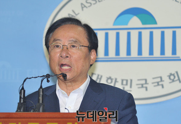 ▲ 새누리당 이주영 의원이 28일, 정병국·김용태 의원 간 단일화가 성사된 가운데, 이에 앞서 당사에서 연 기자회견에서 이를 강도높게 비판했다. ⓒ뉴데일리 이종현 기자