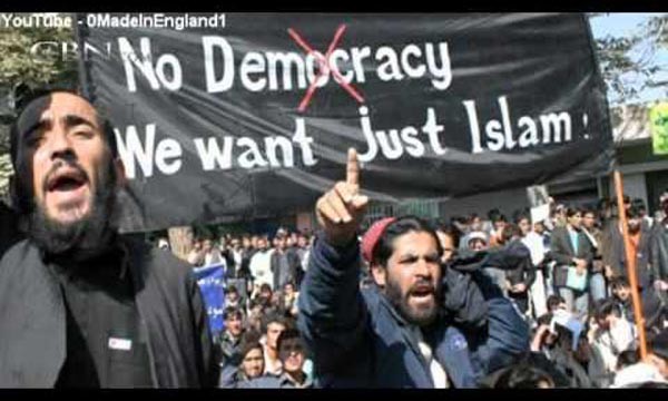 ▲ 유튜브에서 유명한 영국에서의 무슬림 이민자 시위. 이들은 자유민주주의를 거부한다. ⓒ유튜브 화면캡쳐