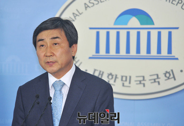 ▲ 더불어민주당 이종걸 의원이 당대표 선출을 위한 전당대회 출마를 공식 선언하고 있다.ⓒ이종현 기자