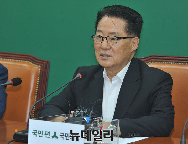 ▲ 국민의당 박지원 비상대책위원장이 28일 취임 한달 기자간담회에서 발언을 하고 있다. ⓒ뉴데일리 이종현 기자