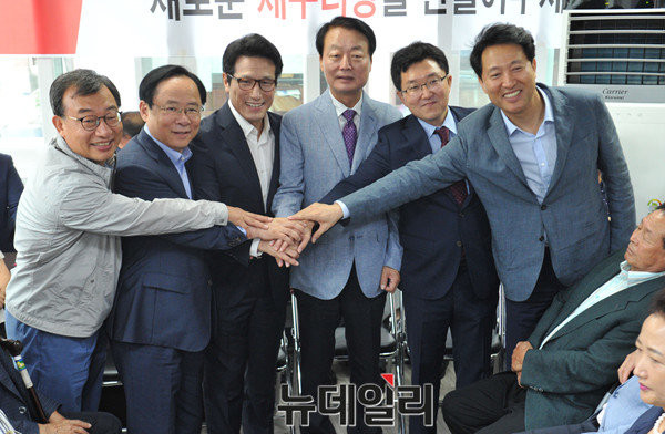 ▲ 새누리당 정병국 의원 (왼쪽에서 세 번째)과 김용태 의원 (오른쪽에서 두 번째). 사진은 오는 8.9 전당대회에 나설 당 대표 후보자들이 오세훈 전 서울시장이 있는 종로구에서 정견발표를 하는 모습이다. ⓒ뉴데일리 이종현 기자