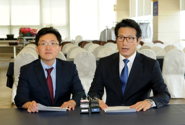 ▲ 새누리당 김용태 의원과 정병국 의원(사진 왼쪽부터)이 28일 오후 충남 천안에서 만나 8·9 전당대회 후보등록에 하루 앞서 전격적으로 후보 단일화에 합의한 사실을 발표하고 있다. ⓒ뉴시스 사진DB