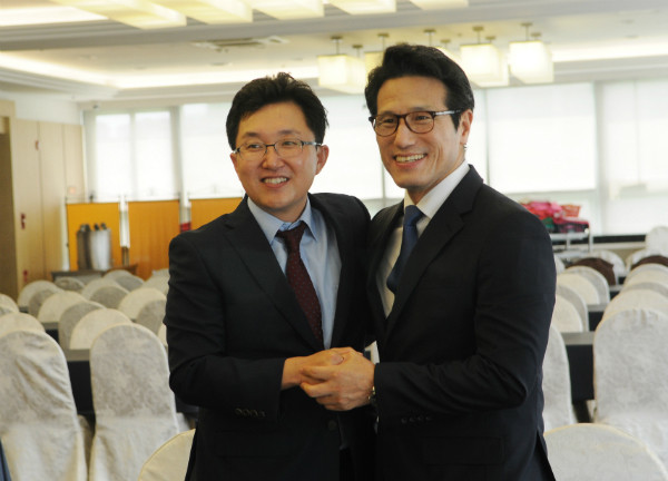 ▲ 새누리당 김용태 의원과 정병국 의원(사진 왼쪽부터)이 28일 오후 충남 천안에서 만나 8·9 전당대회 후보등록에 하루 앞서 전격적으로 후보 단일화에 합의한 사실을 발표하고 있다. ⓒ뉴시스 사진DB