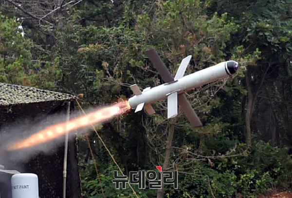 ▲ 28일 서북도서방위사령부에서 해상사격을 실시한 가운데 백령도 해병대6여단에서 스파이크 미사일을 발사하고 있다.ⓒ서방사