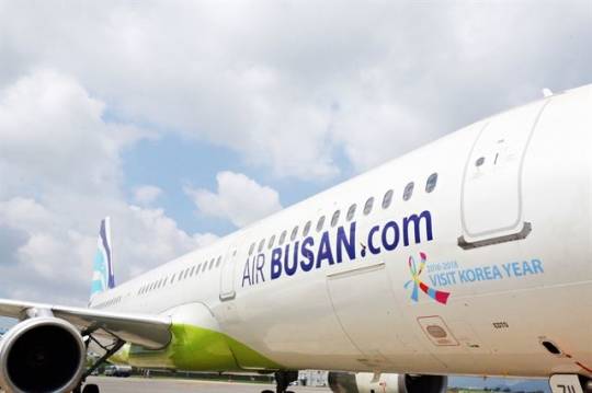 ▲ '한국방문의 해 엠블럼'을 부착한 에어부산 A321-200 항공기.ⓒ에어부산
