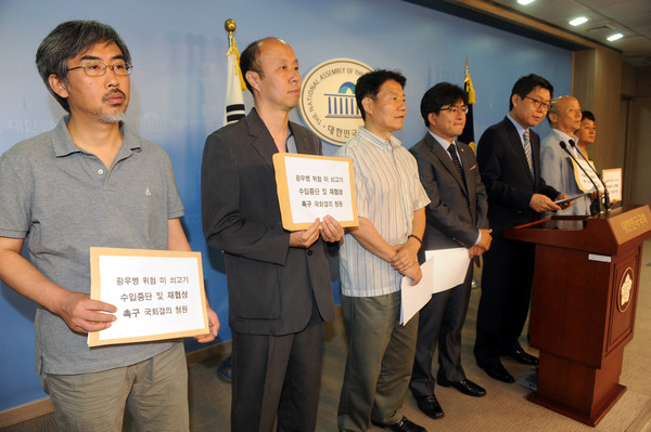 ▲ 지난 2012년 최재천 전 의원이 미국산 쇠고기 수입 중단을 촉구하고 있다. ⓒ뉴시스 DB