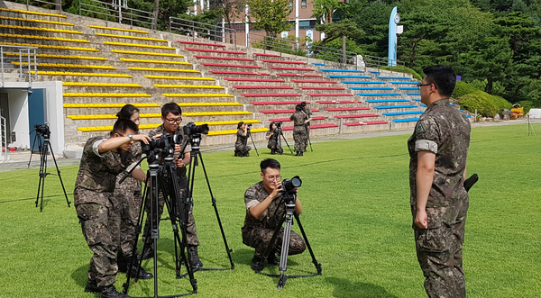 사진은 육군 정훈부사관이 카메라 촬영 실습을 하고 있다.ⓒ한국영상대