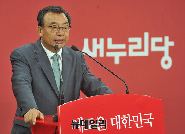 새누리당 이정현 의원이 29일 전당대회 후보 등록 직후 서울 여의도 당사에서 기자회견을 진행하고 있다. ⓒ뉴데일리 이종현 기자