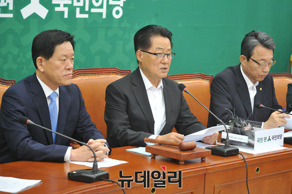 ▲ 국민의당 박지원 비대위원장이 29일 "검찰은 과거에 잘못한 것을 수사하고 기소하는 것이지 가능성이 높다고 일어나지 않은 일에 허무맹랑한 기소권을 쓰는 것은 도저히 있을 수 없다"고 맹비난했다. ⓒ뉴데일리 이종현 기자