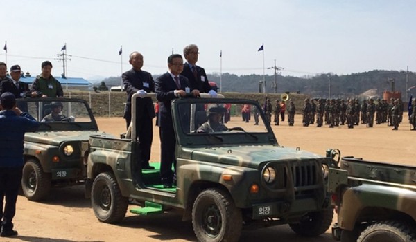 ▲ 이필용 군수와 관계자들이 지난 4월 초산부대 창설70주년 행사에 참석해 사열을 하고 있다.ⓒ음성군