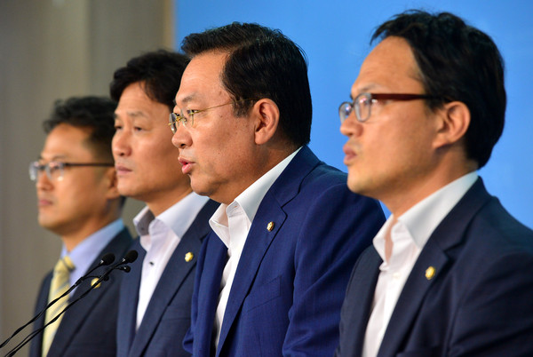 ▲ 더불어민주당 박남춘(왼쪽 3번째) 의원 등 국회 안전행정위원회 위원들이 29일 오전 서울 여의도 국회 정론관에서 백남기 농민 사건 살수차 시연 무산 관련 기자회견을 하고 있다. ⓒ뉴시스 사진DB